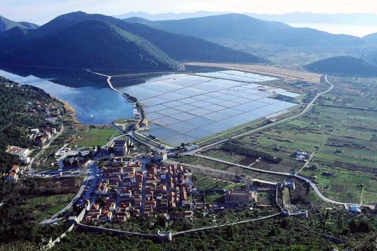 zračni pogled na vas ob vodni površini