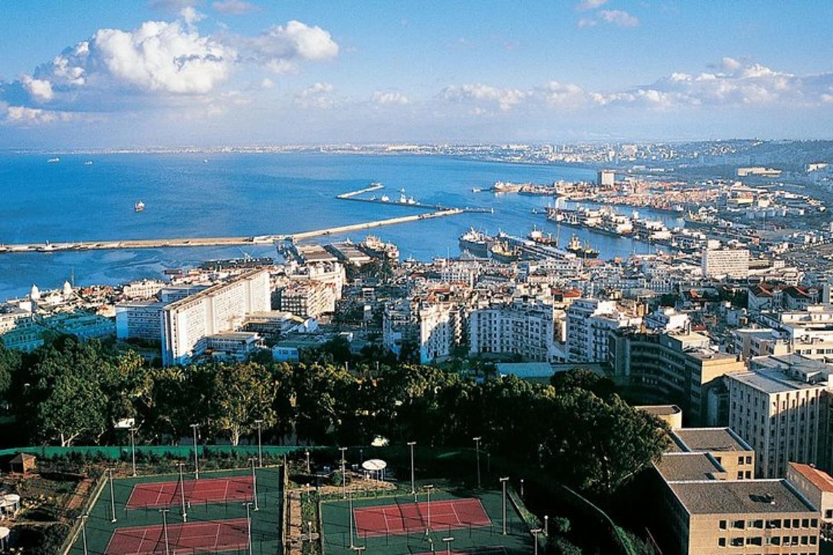 una vista aérea de una ciudad con el océano