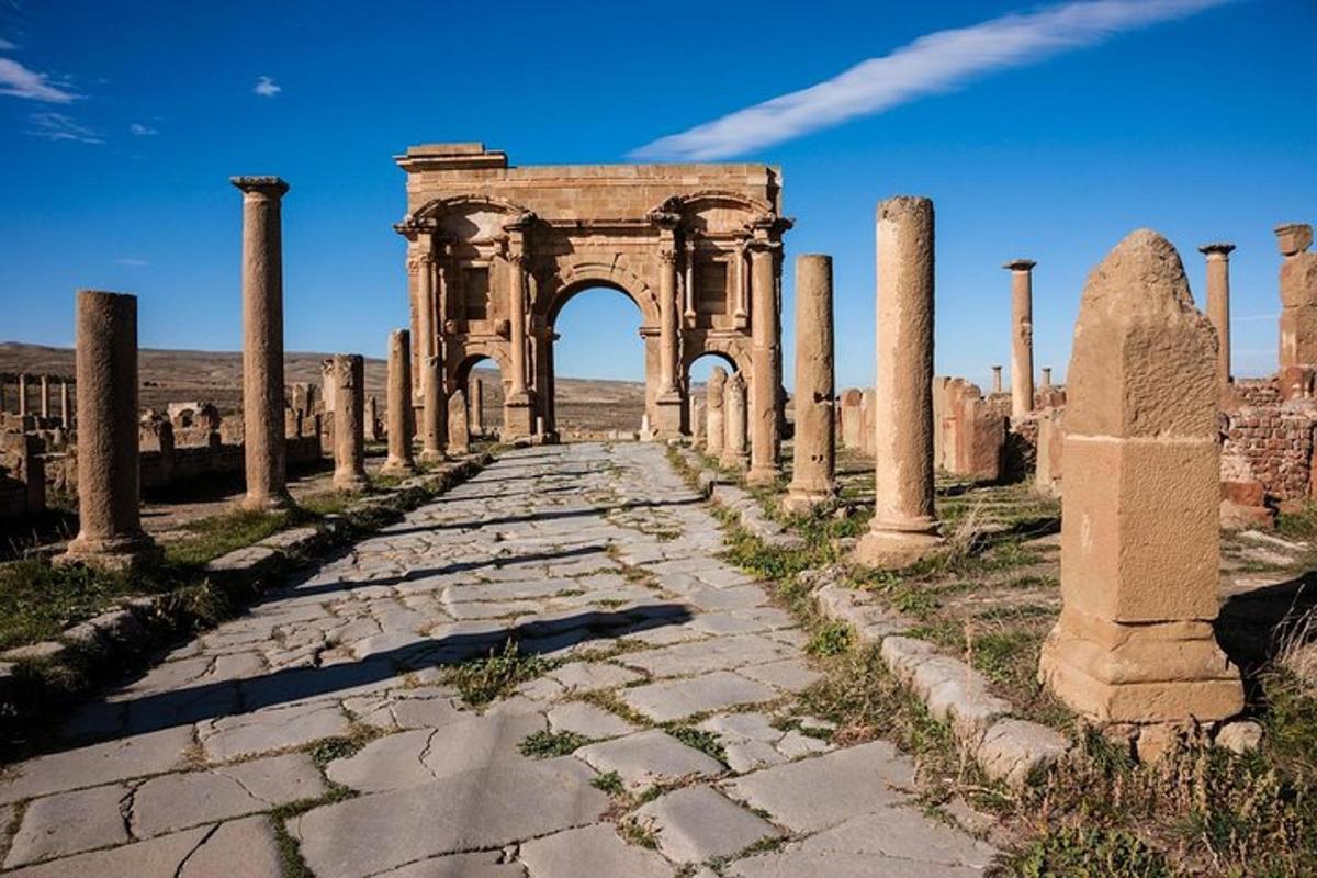 ruinas antiguas con un arco y un camino de piedra