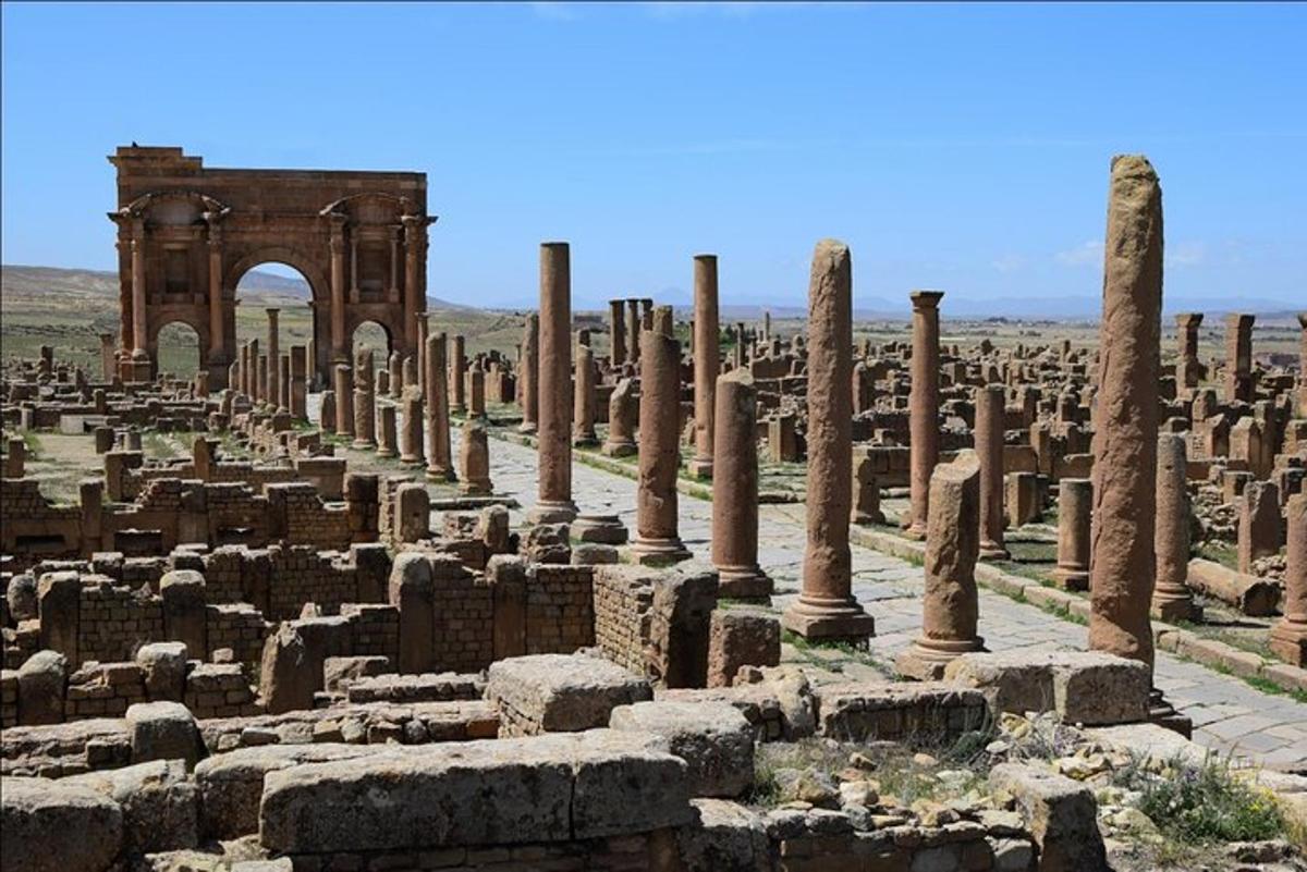 Unas ruinas antiguas con un arco al fondo