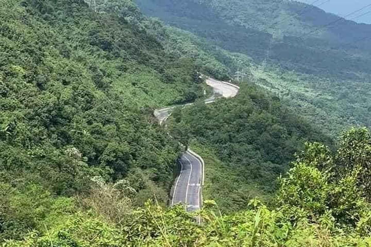 un camino sinuoso en la ladera de una montaña