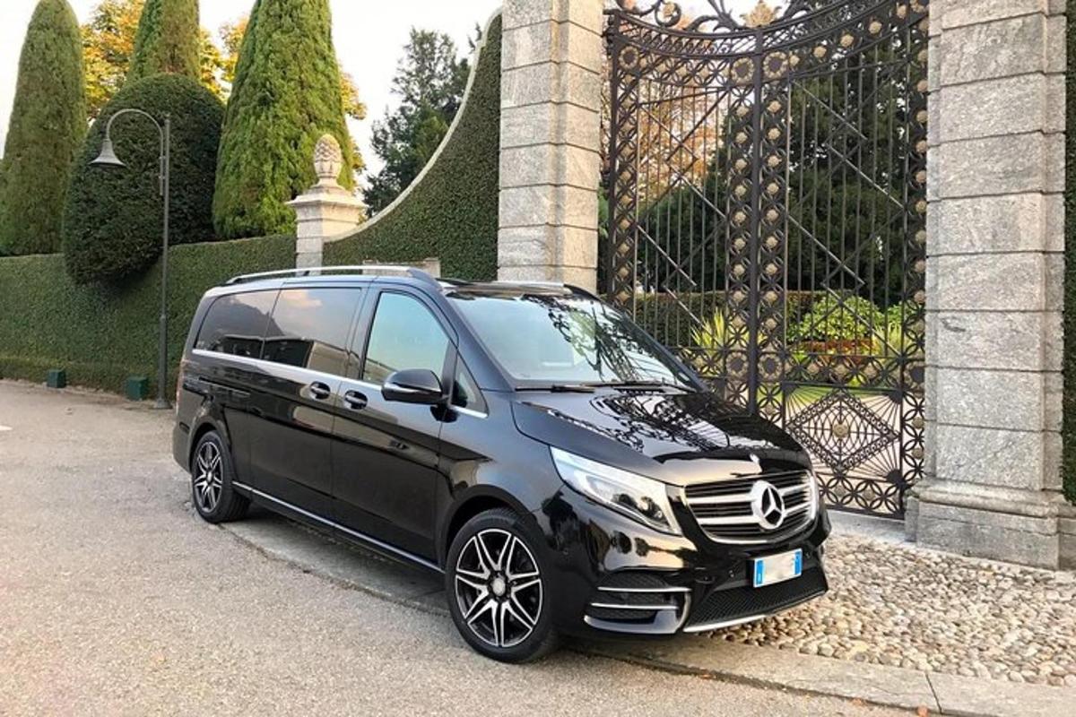 černé SUV zaparkované před branou