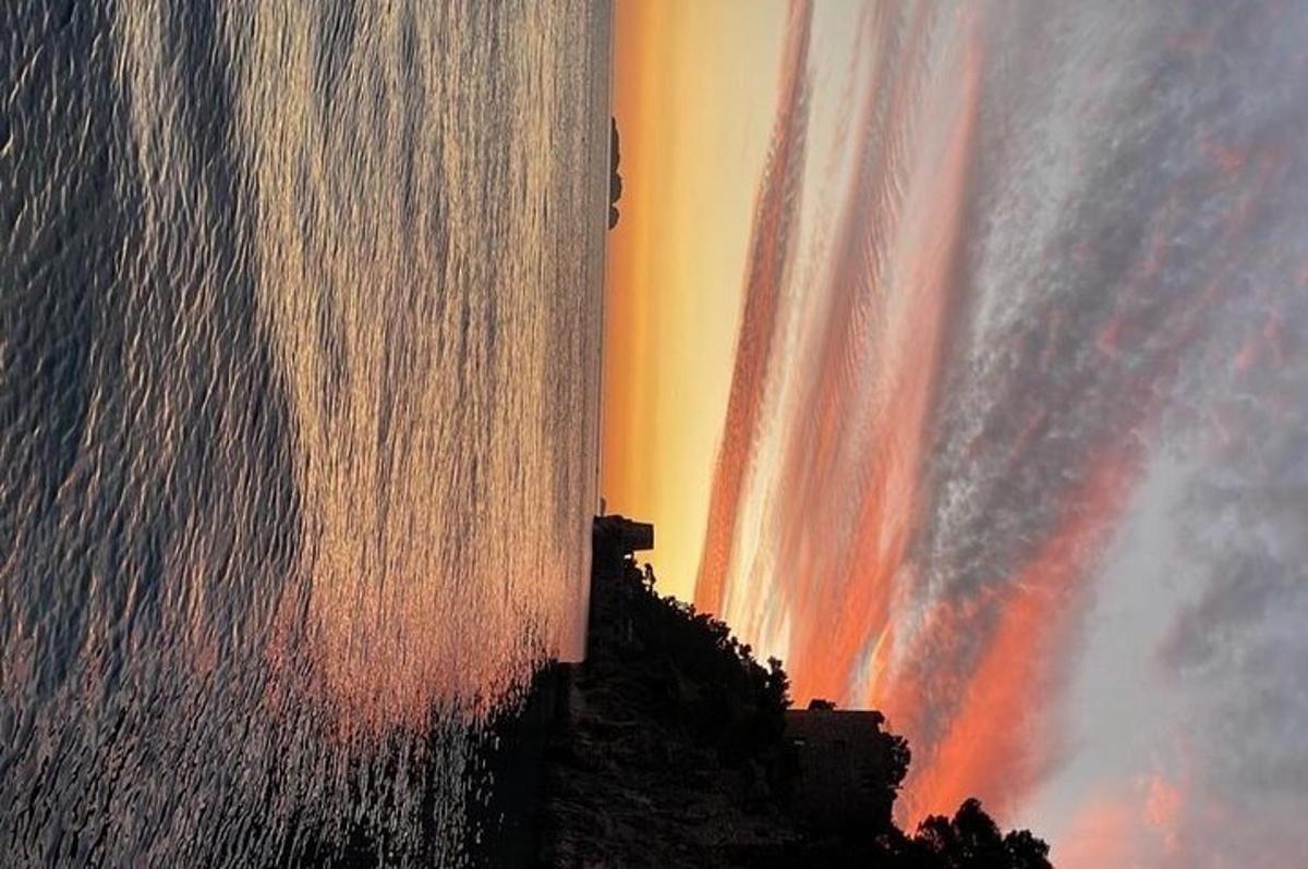 una vista di un edificio da cui esce acqua