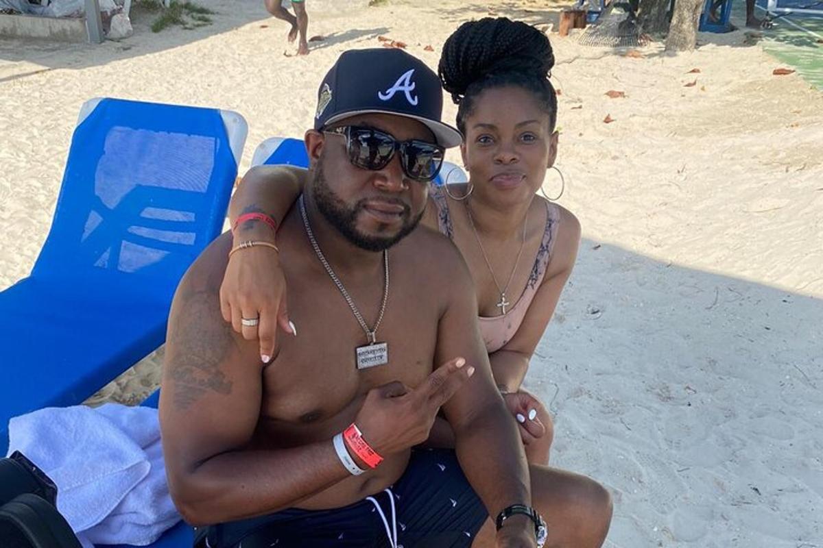 un uomo e una donna seduti sulla spiaggia
