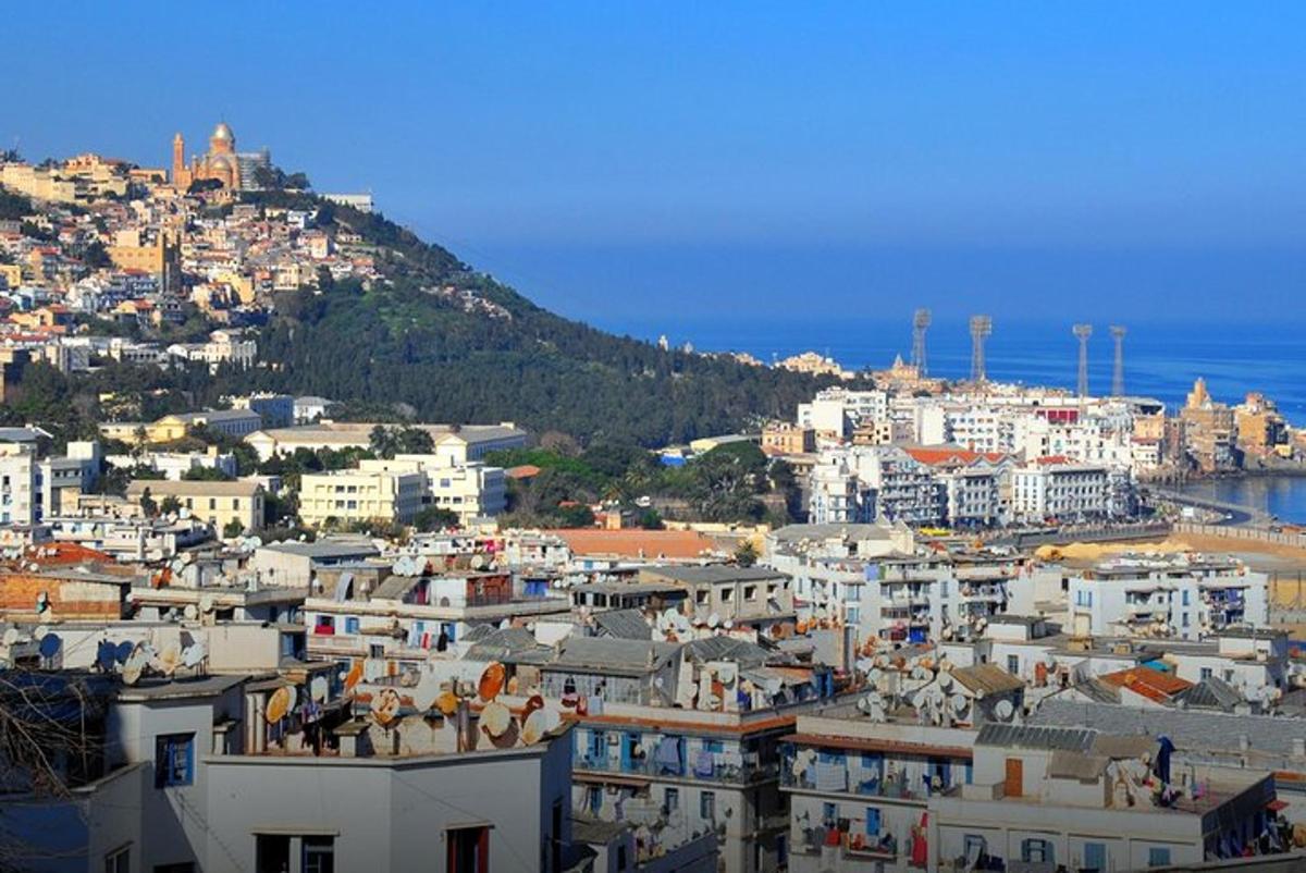 μια θέα μιας πόλης με κτίρια και τον ωκεανό