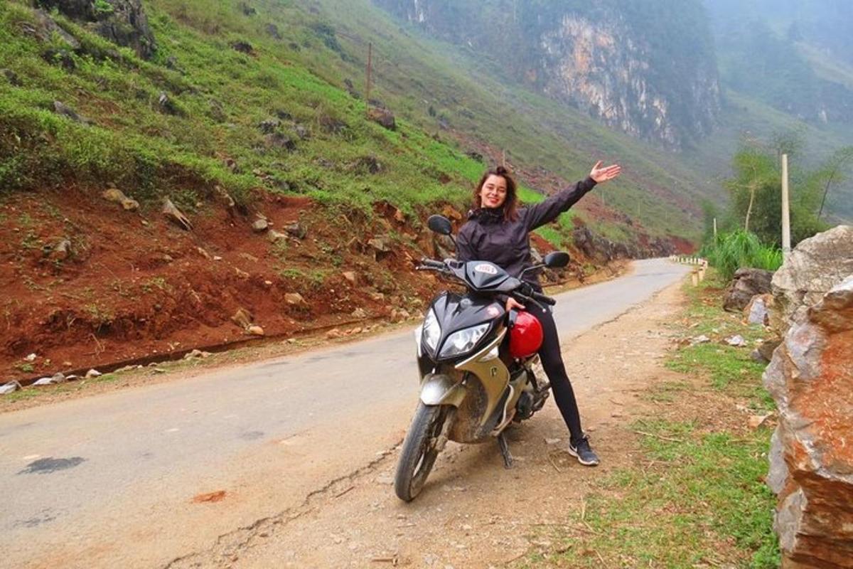 žena sedící na motorce na silnici