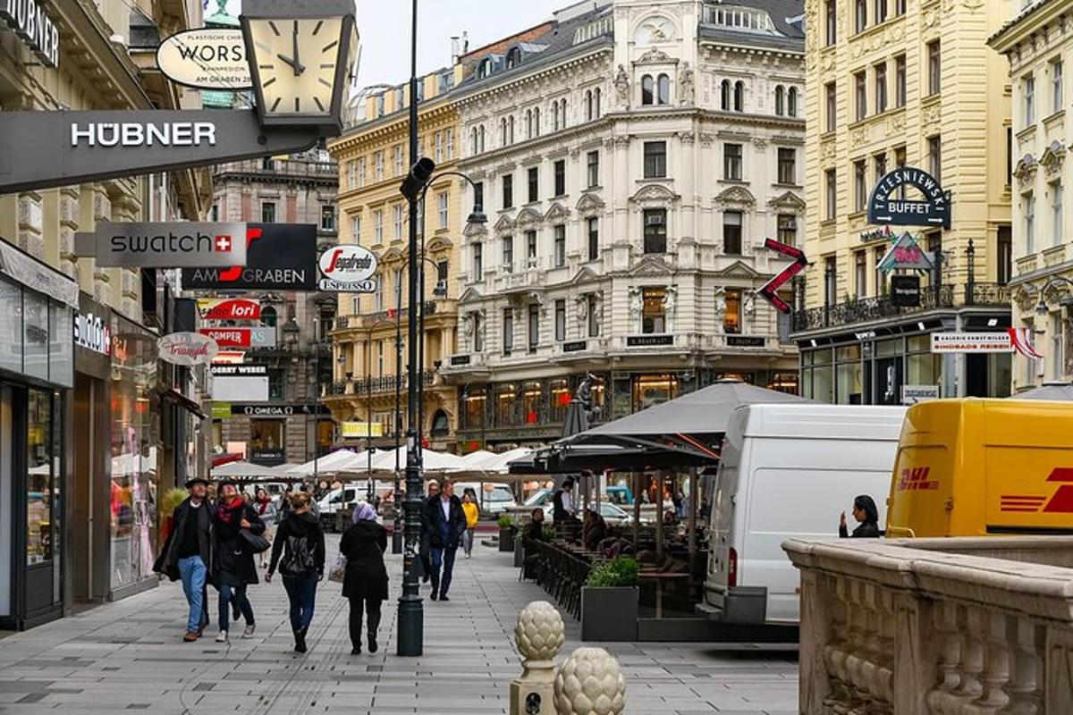 egy csoport ember sétál egy forgalmas városi utcán