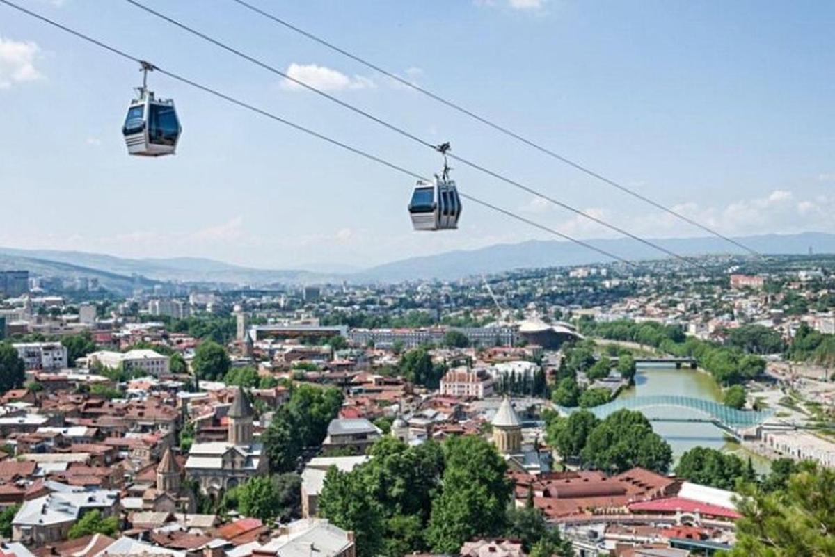 dvě lanovky létající nad městem