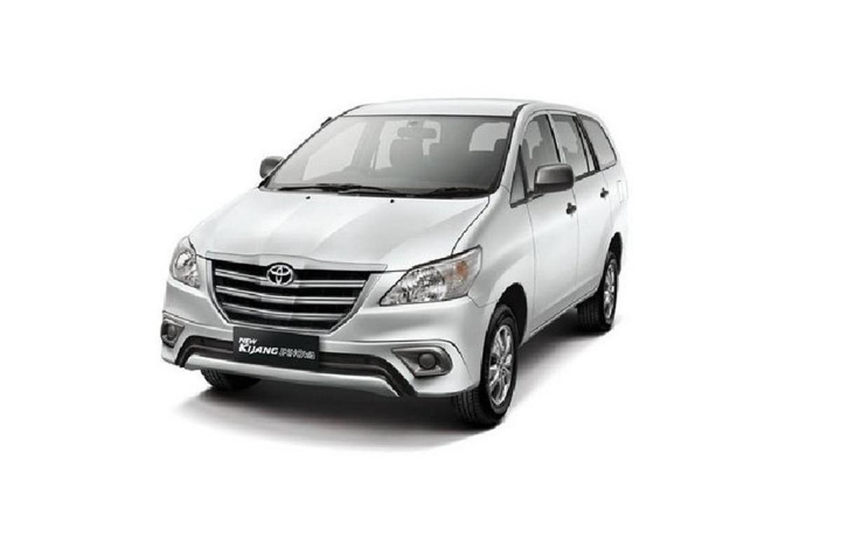 valgel taustal pargitud valge Toyota