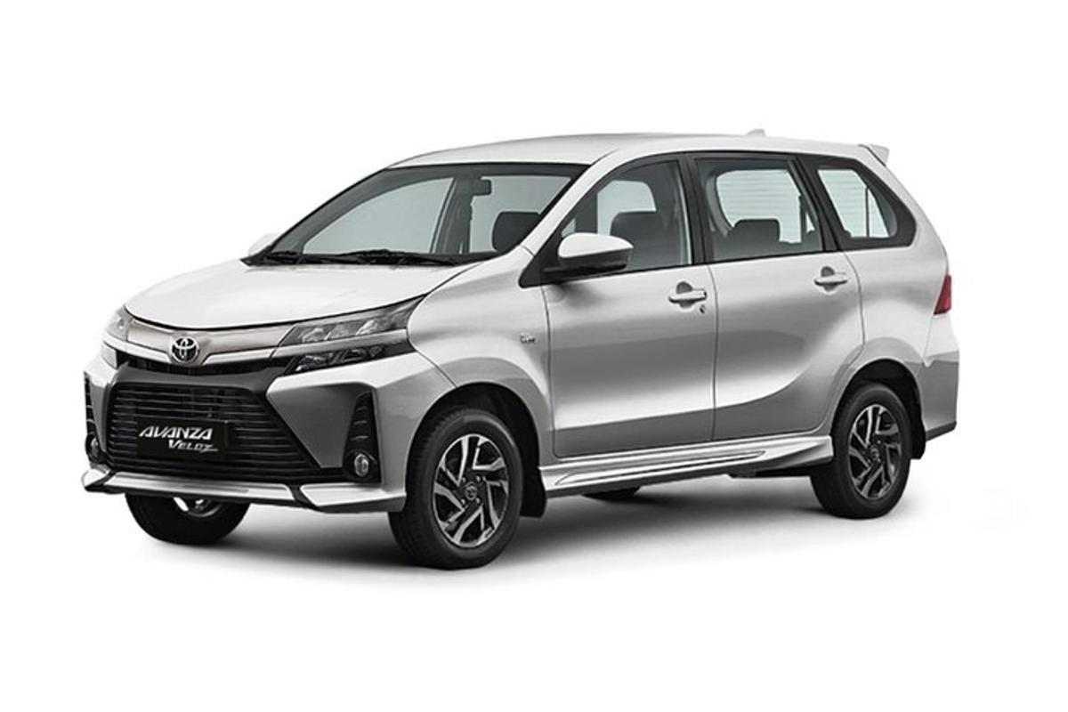 Ένα ασημένιο υβριδικό αυτοκίνητο Toyota σε λευκό φόντο