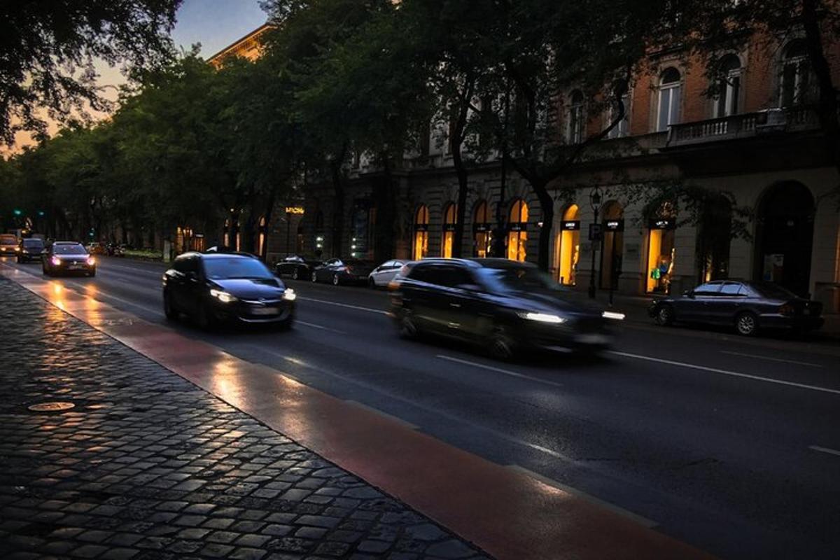 dvě auta jedoucí v noci po městské ulici