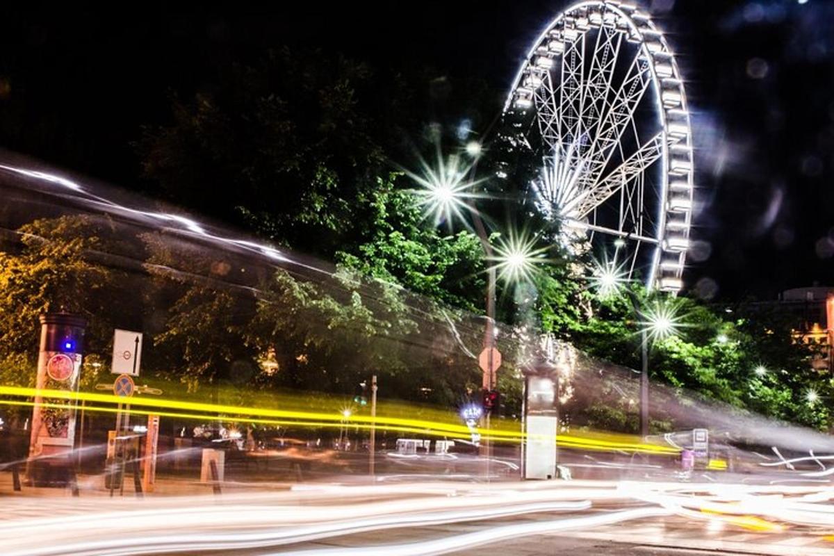 una grande ruota panoramica in una città di notte