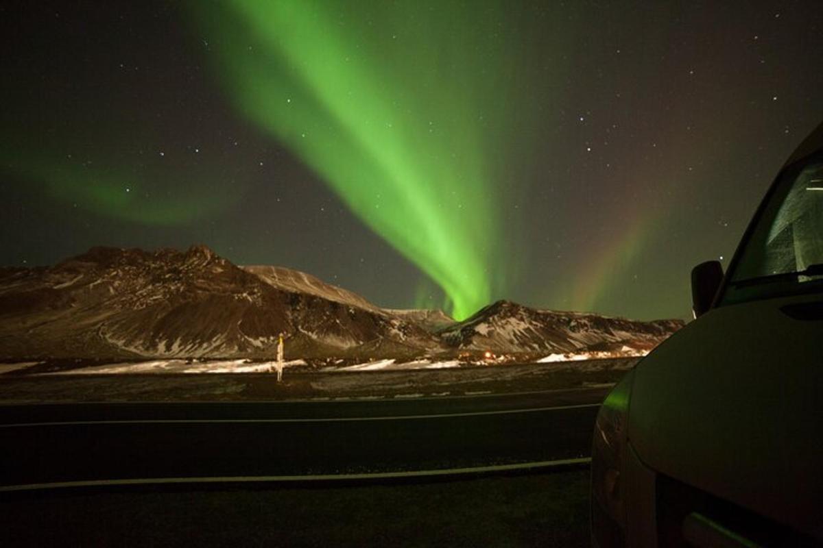 ein Bild der Aurora am Himmel über den Bergen