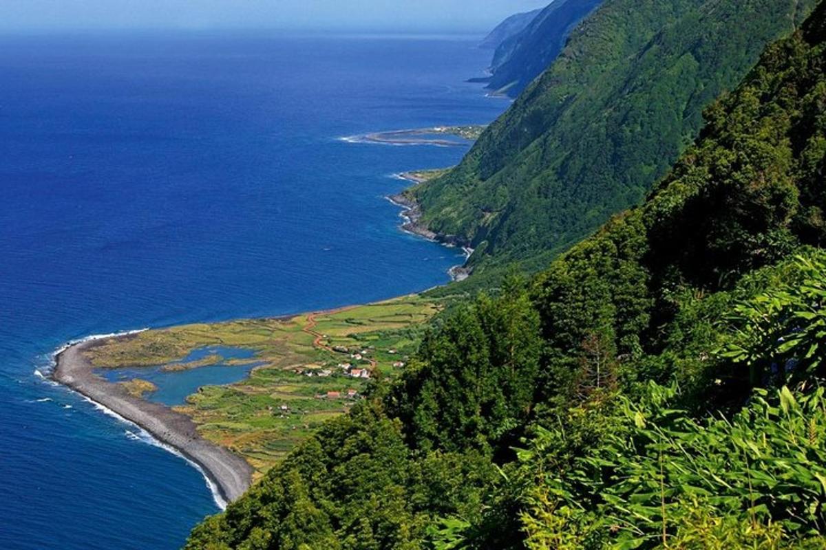 uma vista aérea de uma ilha no oceano