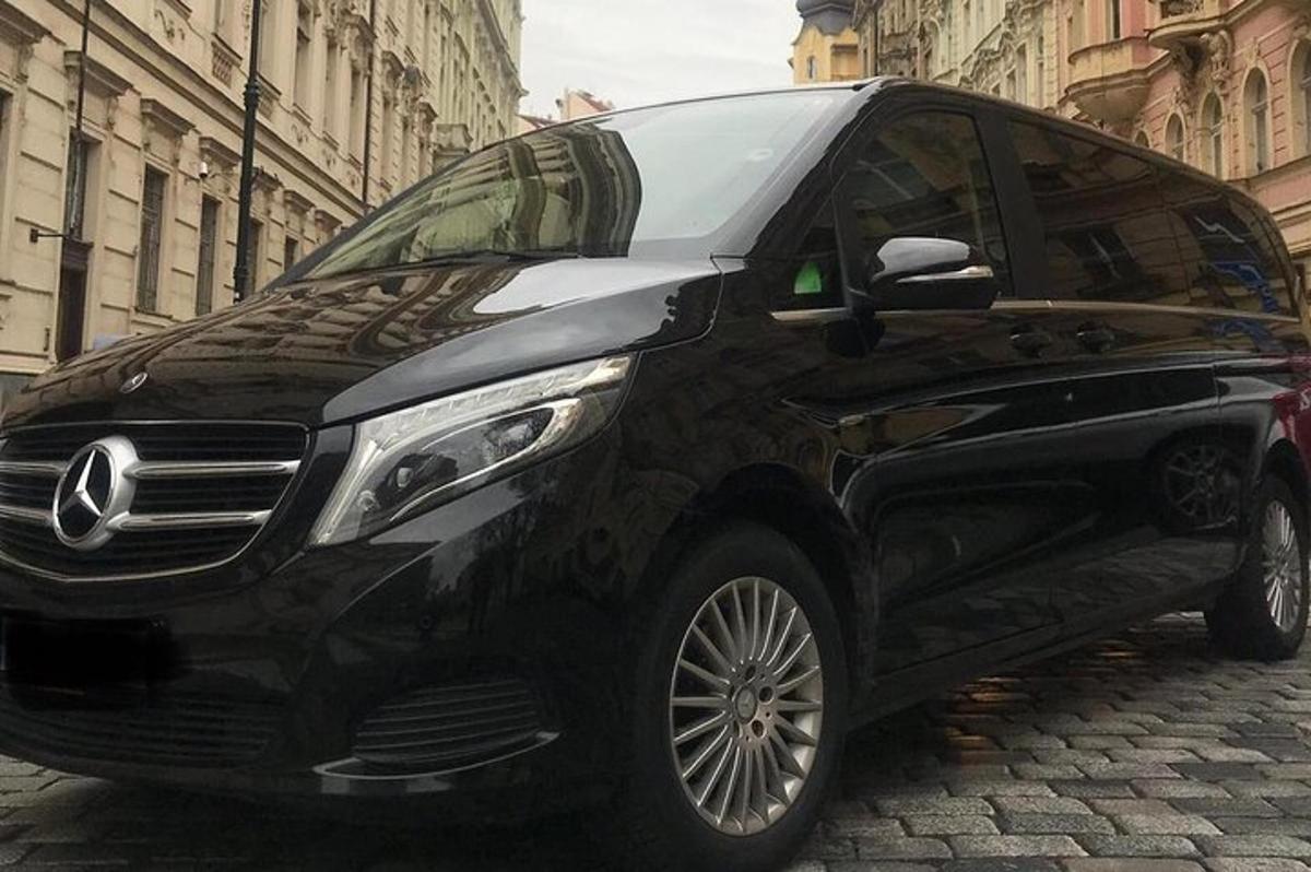 sebuah kereta hitam diletakkan di jalan bandar