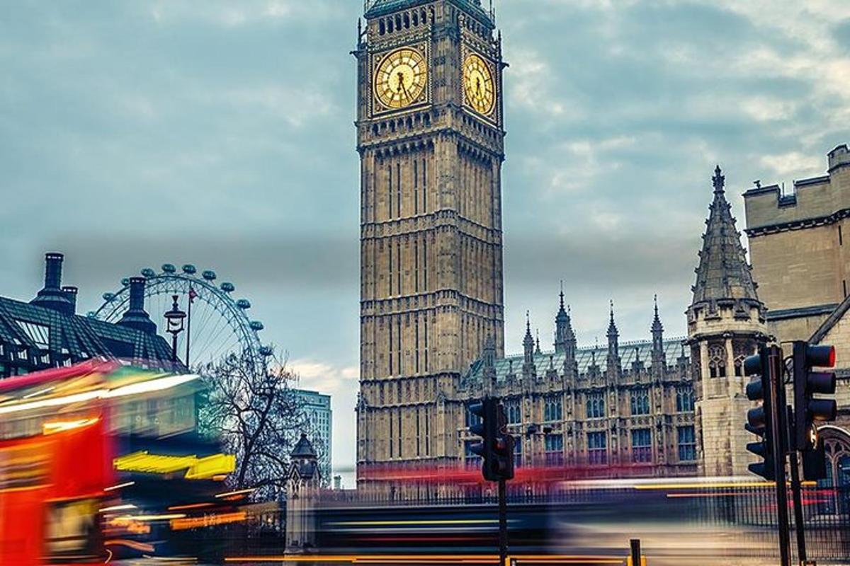 una torre del rellotge alta amb el Big Ben i el London Eye