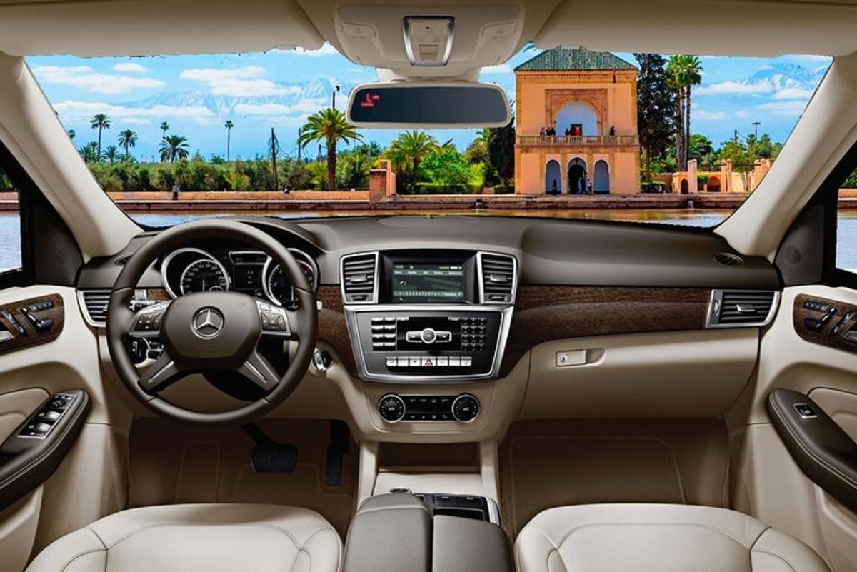 Μια άποψη του ταμπλό ενός αυτοκινήτου Mercedes-Benz