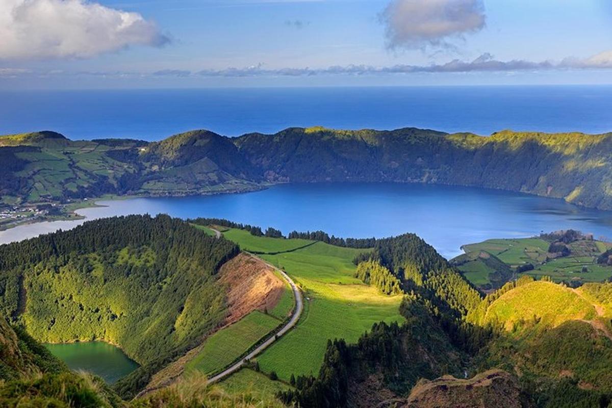 pemandangan udara sebuah danau di pegunungan