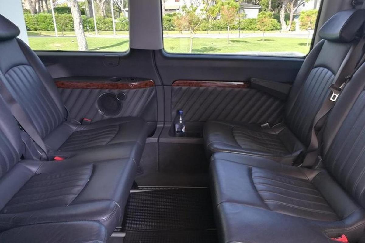 dua kursi kosong di belakang mobil van