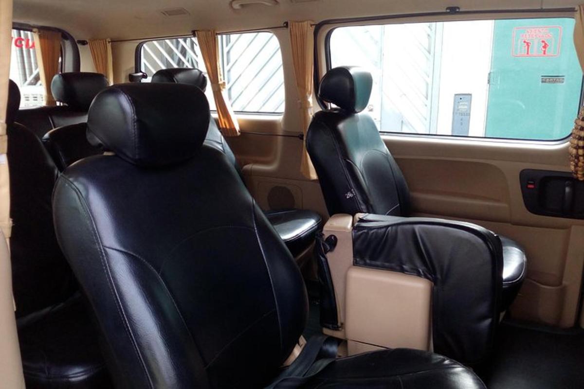 sekumpulan tempat duduk dalam van