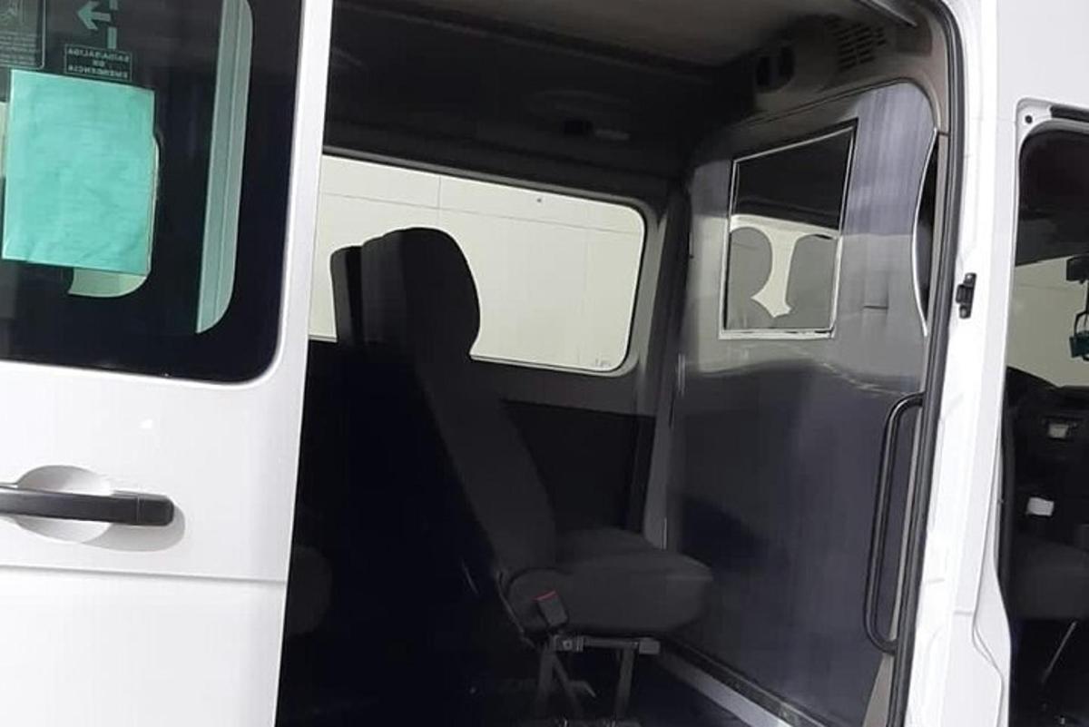 pintu terbuka sebuah van putih dengan tempat duduk