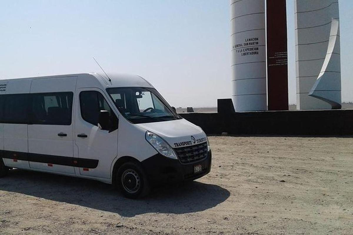 uma van branca estacionada ao lado de um prédio