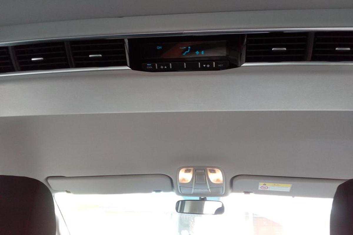 sebuah kereta dengan telefon bimbit terletak di papan pemuka