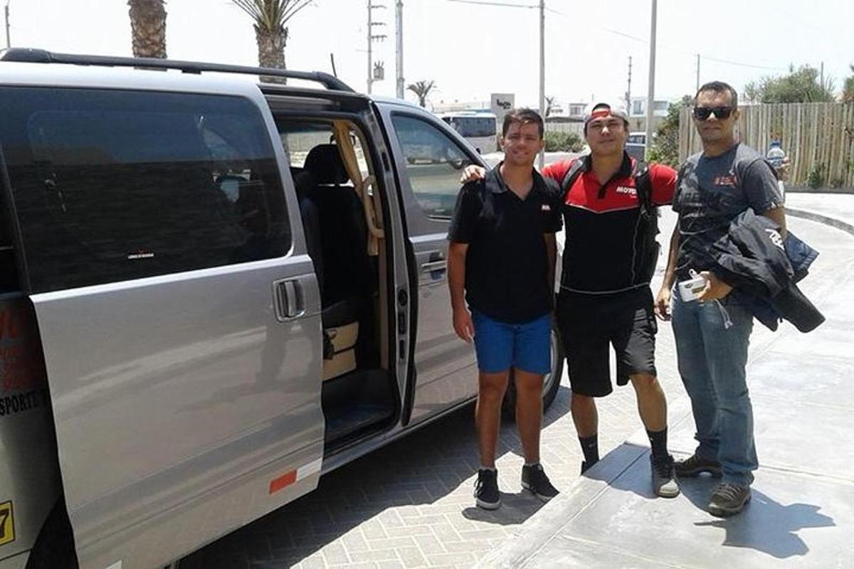 ثلاثة رجال يقفون بجانب شاحنة