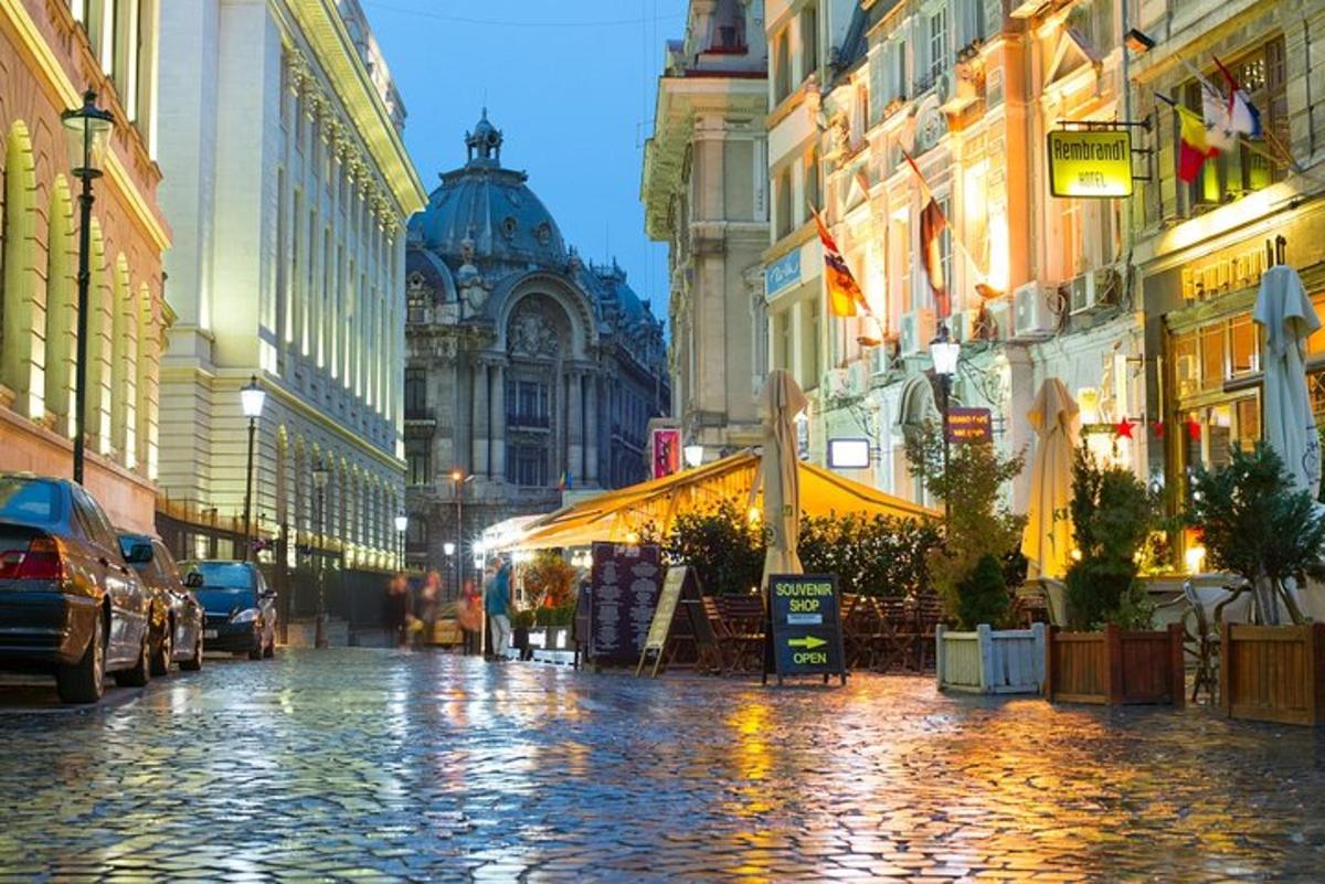 una strada acciottolata in una città di notte