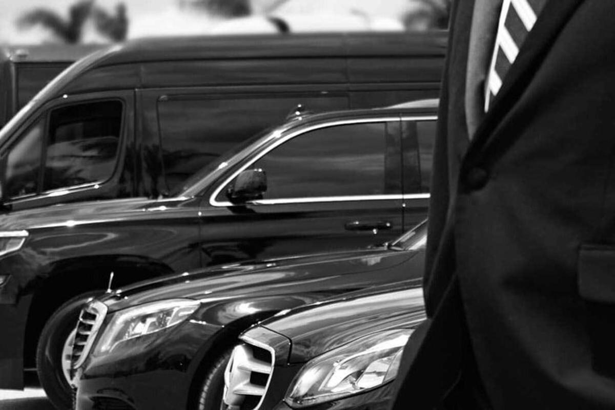 dva avtomobila parkirana drug poleg drugega na parkirišču