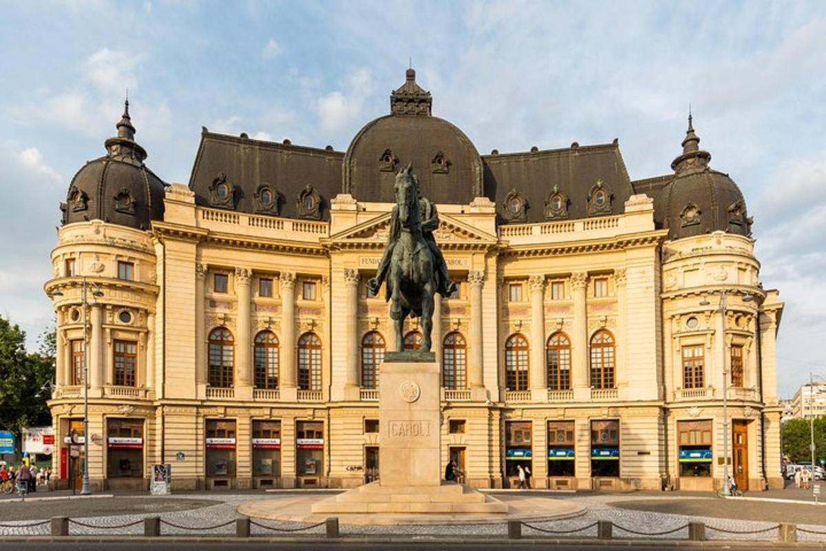 un grande edificio con una statua di fronte