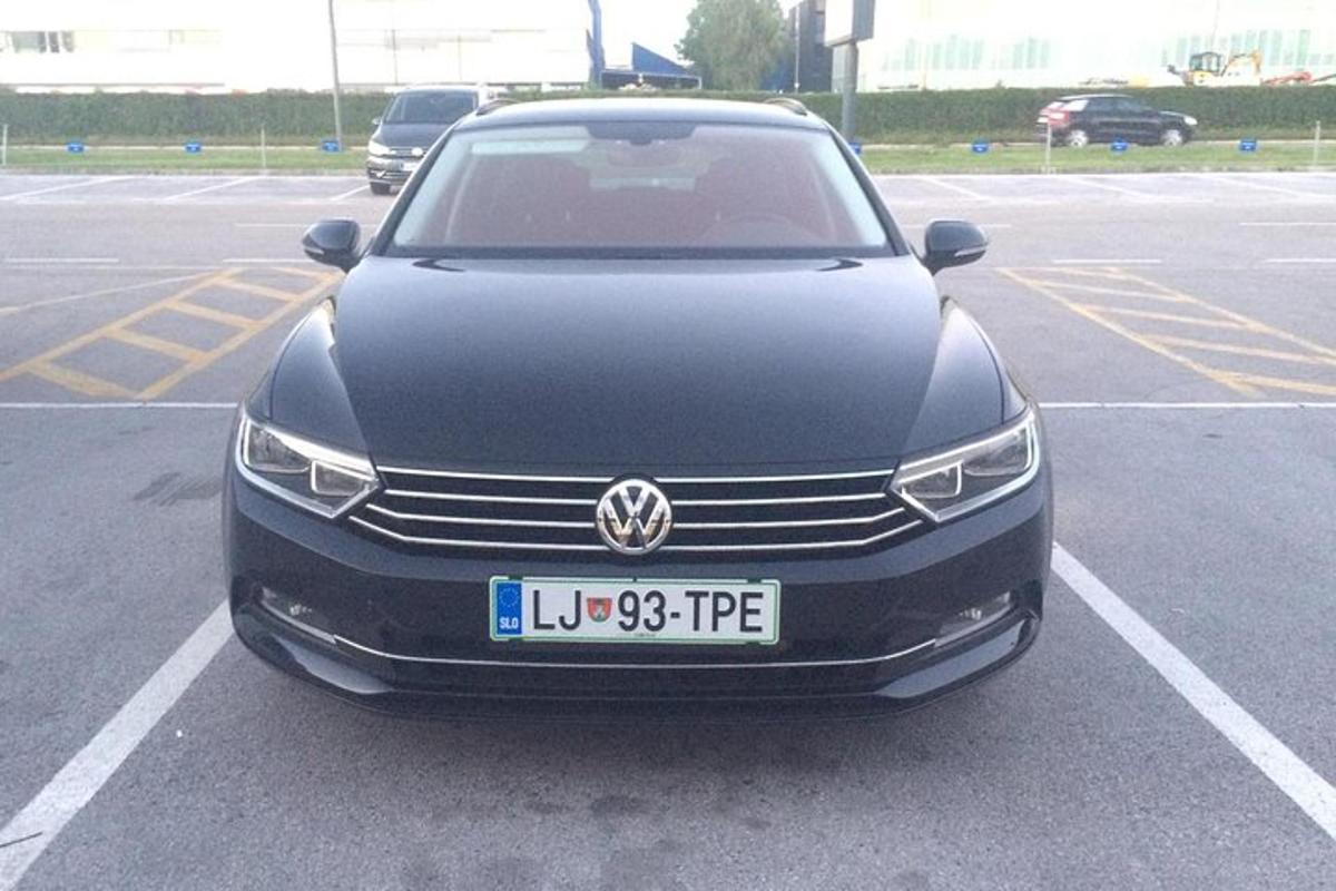 černé auto zaparkované na parkovišti