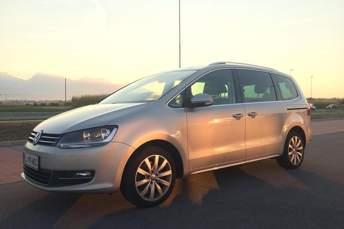 stříbrné SUV zaparkované na parkovišti