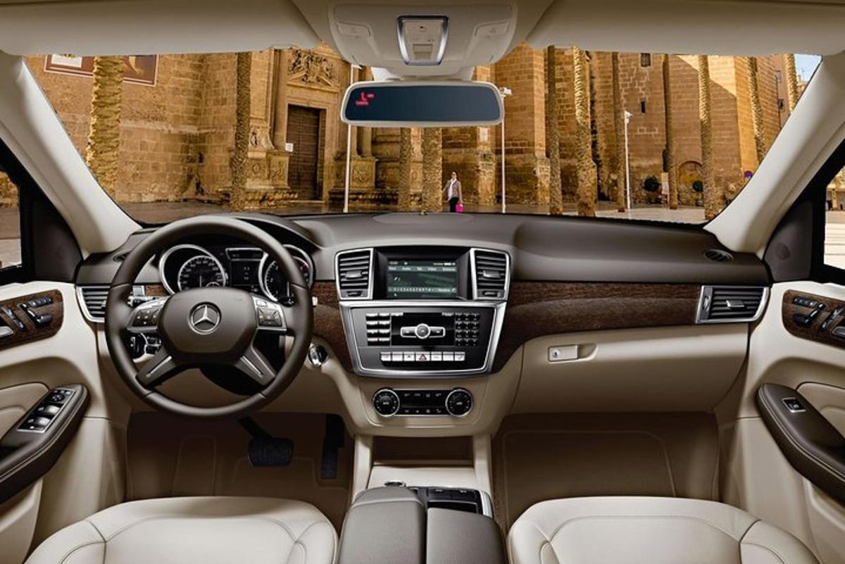 một góc nhìn về bảng điều khiển của xe acedes benz