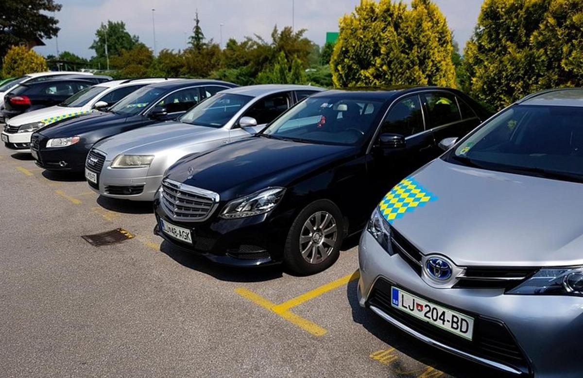 vrsta parkiranih avtomobilov na parkirišču