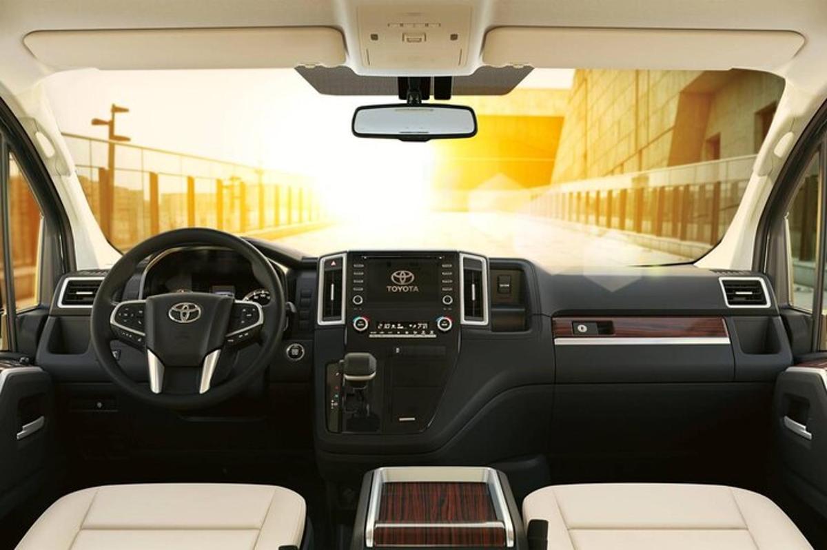 Mynd af innra rými Toyota Fortuner bíls