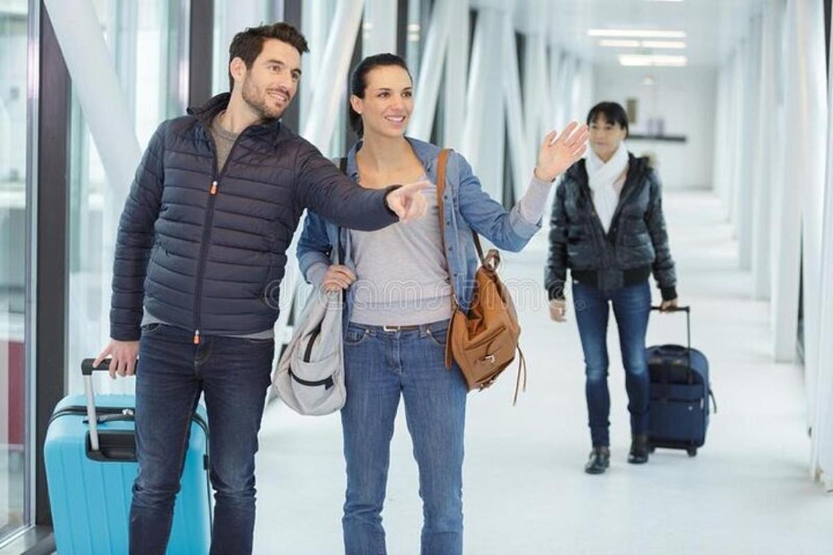 muž a žena jdoucí po letišti s nataženou rukou