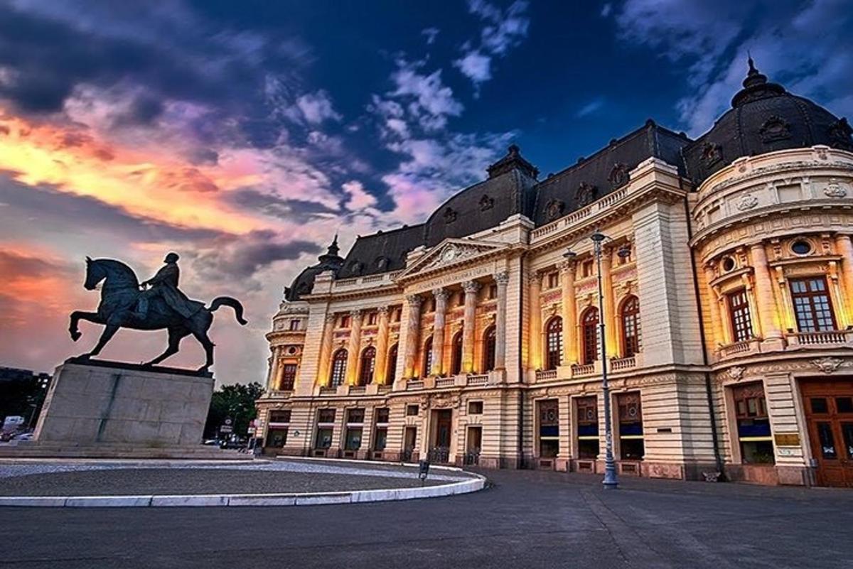 o statuie a unui bărbat pe un cal în fața unei clădiri