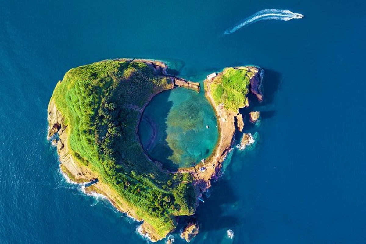en øy i havet med en person i vannet