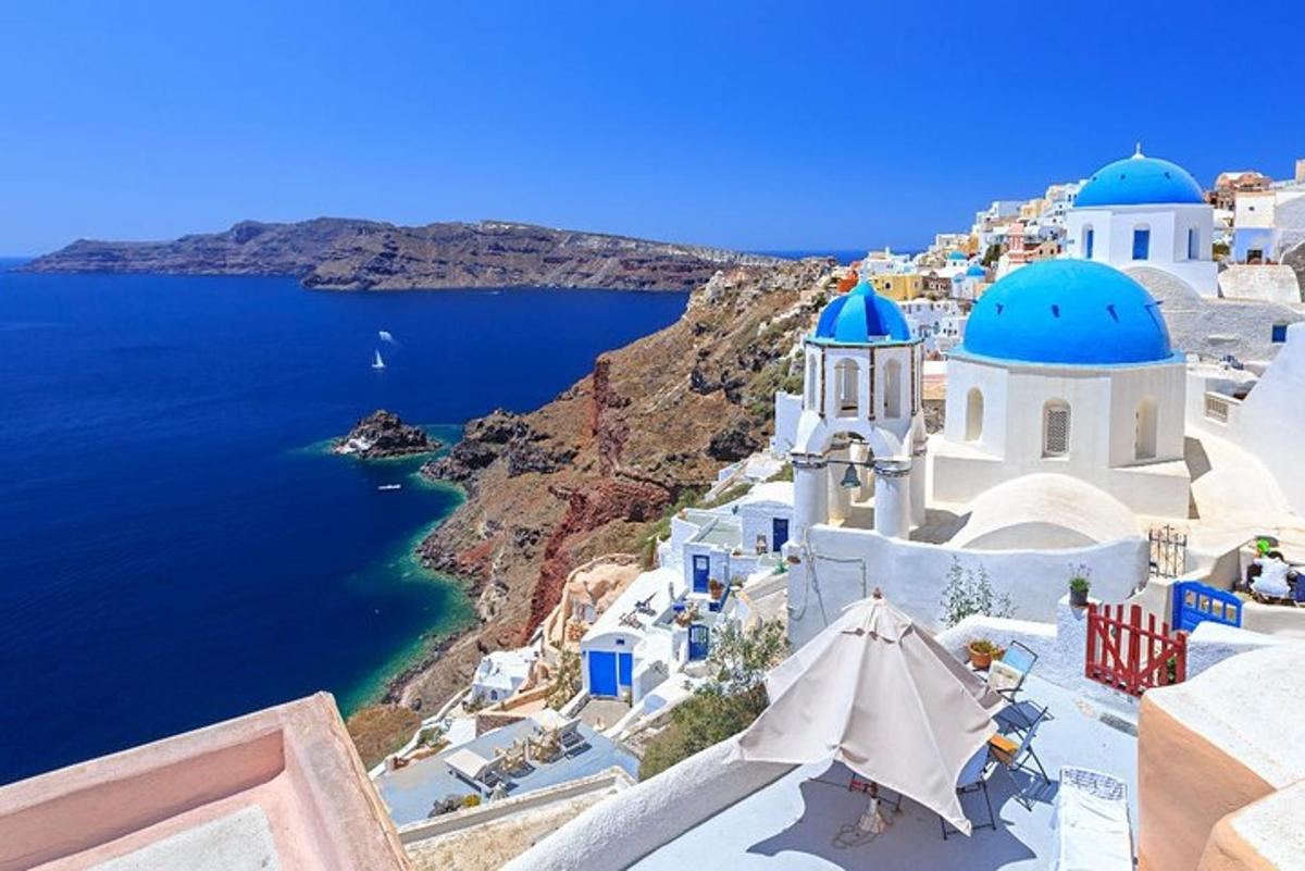 θέα στον ωκεανό και μια ομάδα λευκών κτιρίων