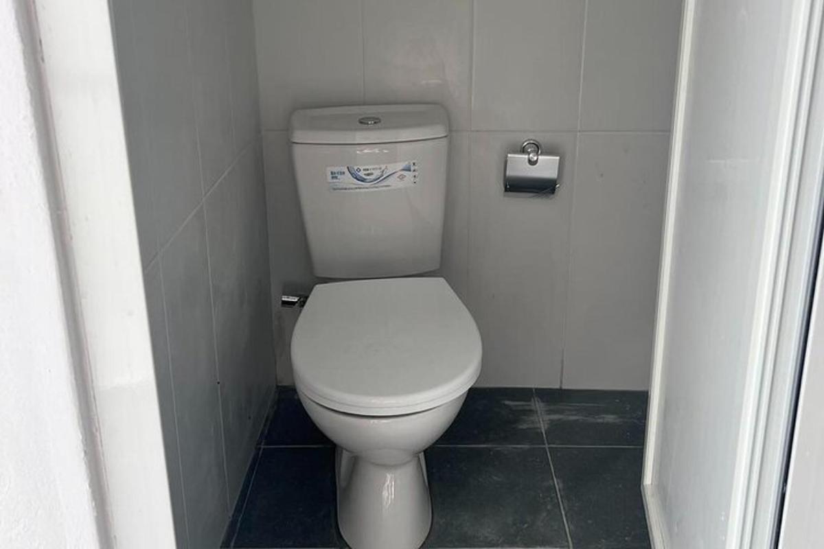 o baie cu o toaletă albă într-o cabină