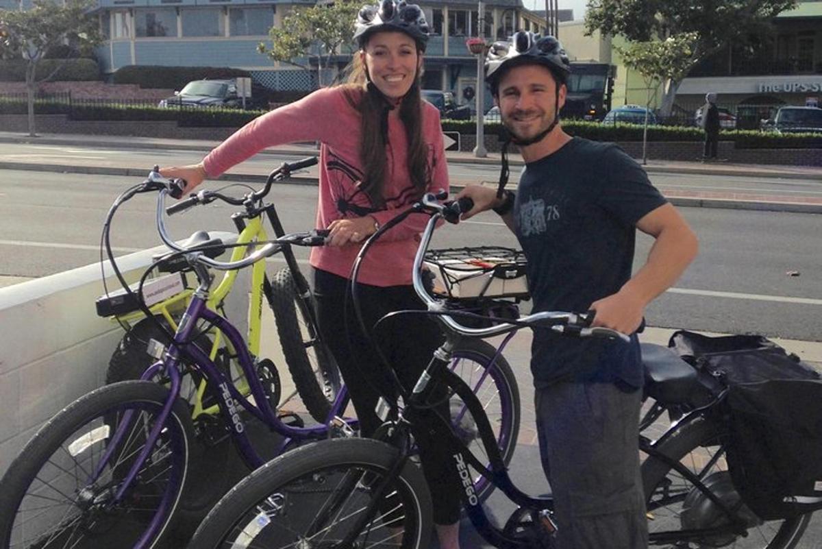 een man en een vrouw staan naast hun fietsen
