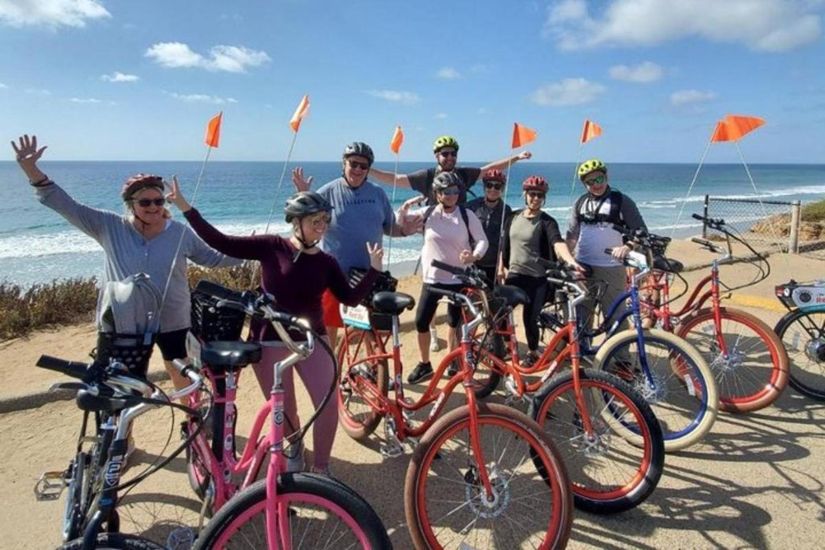 een groep mensen op fietsen op het strand