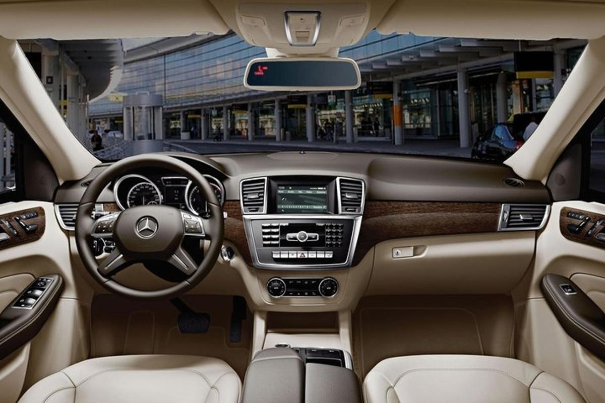 una vista dell'interno dell'auto Acedes Benz