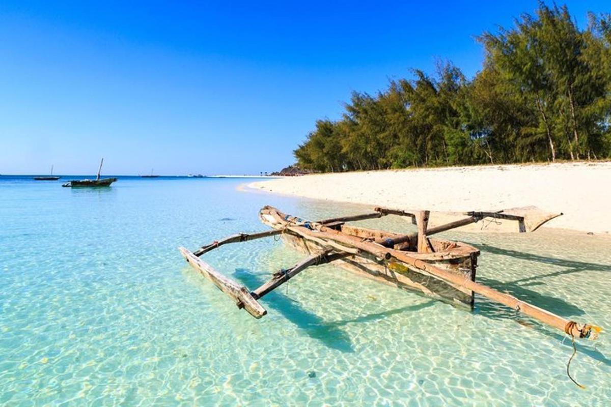 una barca ferma nell'acqua su una spiaggia