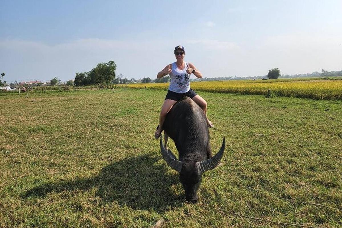 žena jedoucí na hřbetě slona