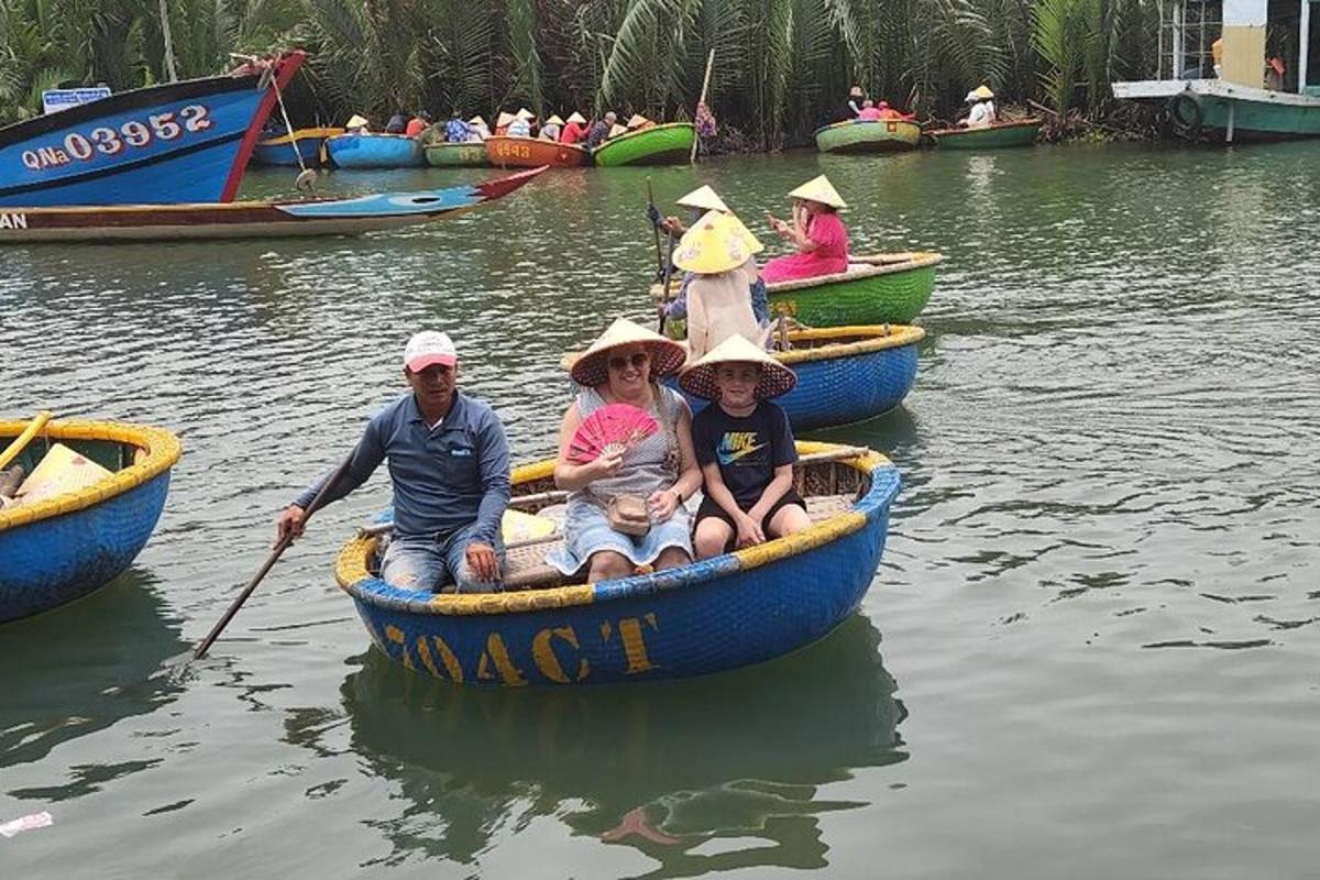 um grupo de pessoas sentadas em um barco na água