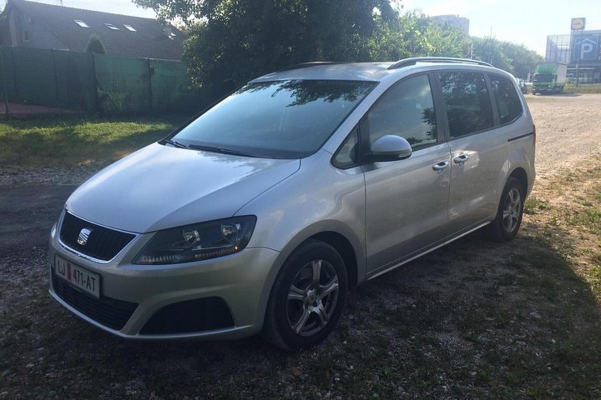 isang puting van ang nakaparada sa damuhan sa isang bukid