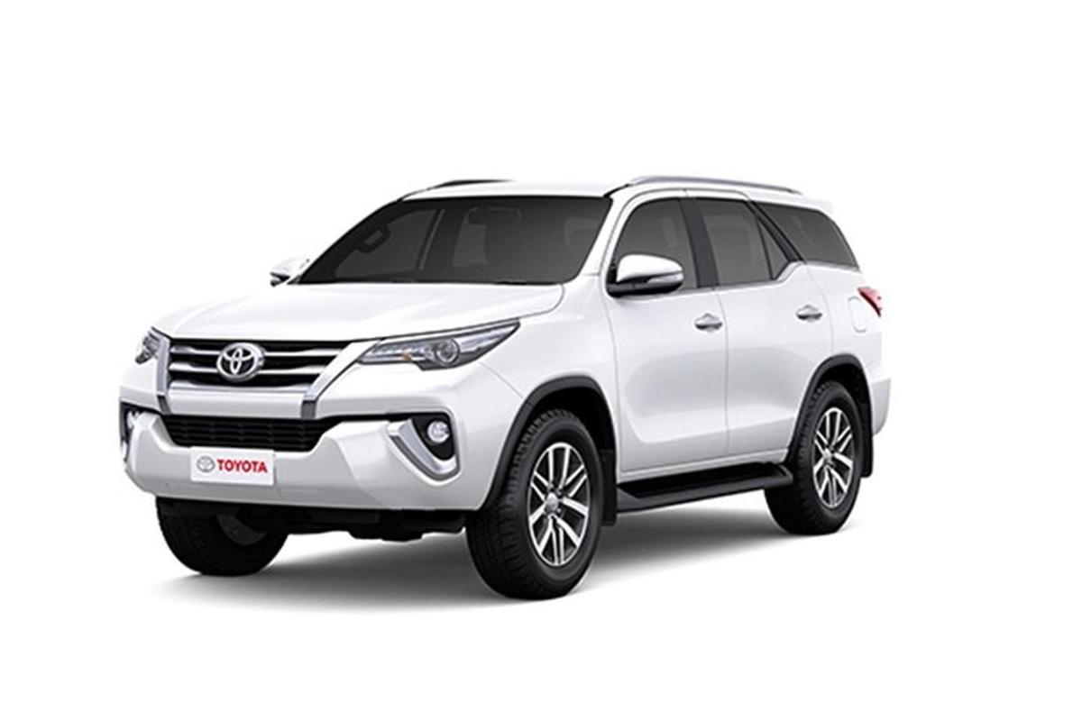 en hvit Toyota Fortuner hybridbil