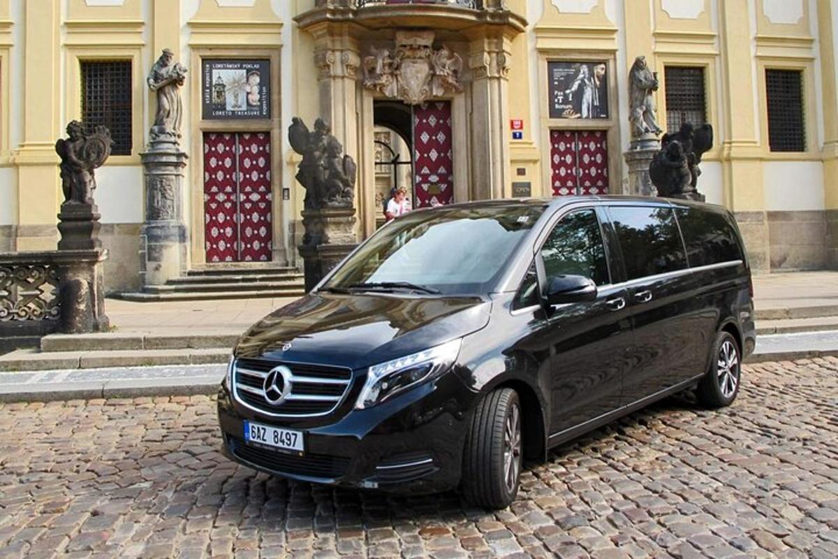 pieni auto pysäköitynä rakennuksen eteen